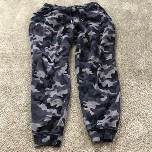 Under Armour women’s camo sweatpant joggers